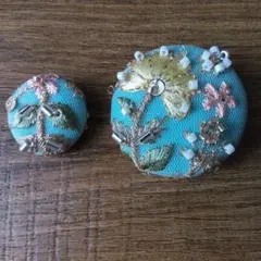 インド刺繍花柄くるみボタンブローチ2個セット（ターコイズブルー）