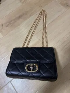 黒いキルティングショルダーバッグ