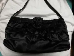 【最終価格!!】【新品!!】サテン地 　コサージュ付き　黒 パーティーバッグ