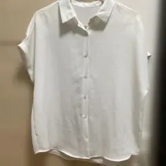 ホワイト 半袖 ボタン付きシャツ