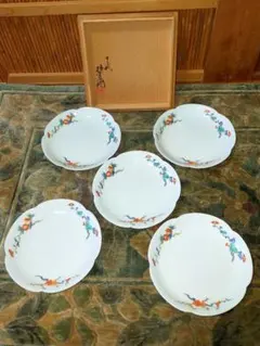 国重要無形文化財　十三代酒井田柿右衛門　柘榴陽刻文皿　五枚　共箱　渦福　19㎝ 有田焼 十三代柿右衛門 濁手芥子文8寸皿 – SEIKADO