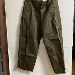 カーキ チノパン