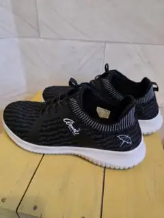 【只今値下げ中】ブラック ストライプ ランニングシューズ