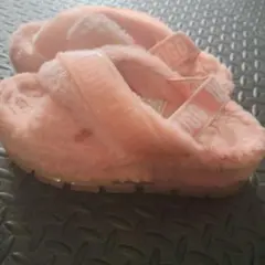 UGG ピンクファーサンダル