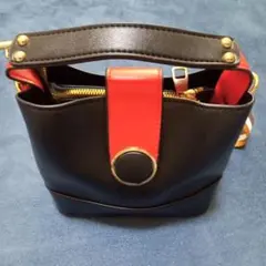 黒と赤のショルダーバッグ