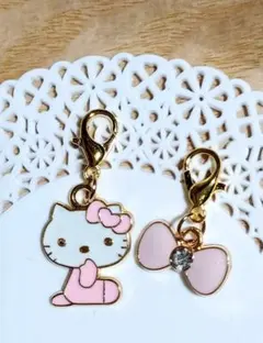 ハローキティ と キラキラリボンの チャーム　　ピンク色