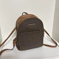MICHAEL KORS アディナ ミディアム ロゴ バックパック ブラウン