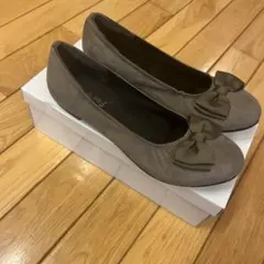 リボン付きブラウンフラットシューズ