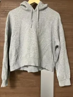 GU グレーのパーカー　レディース　Ｌサイズ 丈短め