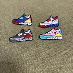 スニーカー 型 ピン バッジ ブローチ 4個