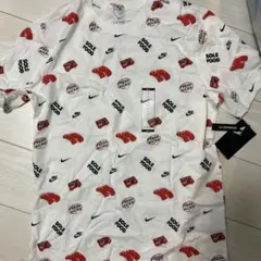 クロワッサンとNikeロゴのTシャツ