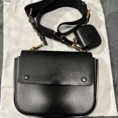 CHARLES & KEITH ブラックショルダーバッグ