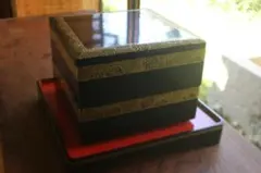 デッドストック！上質内朱黒漆に極上菊沈金の映える台付輪島塗二段重（検重箱お重