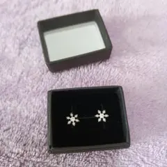 カフェフレグラントオリーブ　雪の結晶ピアス