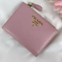 美品✨プラダ サフィアーノ メタルロゴ 折り財布 現行モデル1ML023 ピンク
