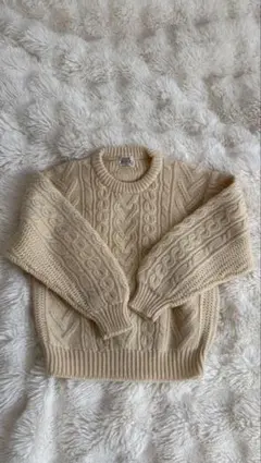 クリーム色 ケーブル編み セーター