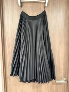 ユニクロxセオリー　ブラック サテン風 プリーツロングスカート