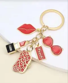 ⭐️めちゃ可愛い⭐️レッドチャーム付きキーホルダー　バックチャーム　赤　ゴールド