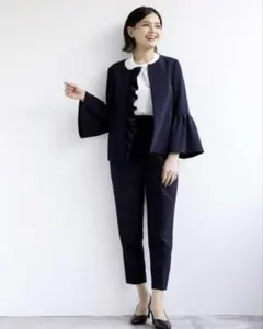 新品　ホワイトジョーラ　片フリルデザインカラーレスジャケット&パンツ