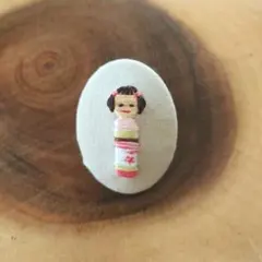 ハンドメイド＊刺繍ブローチ＊こけし 春色