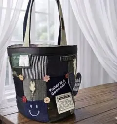 ハンドメイドバックデニムリメイクパッチワーク刺繍ロゴ＆黒パグちゃん