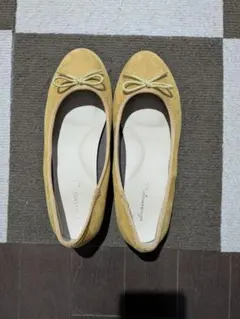 イエローリボン付きフラットシューズ