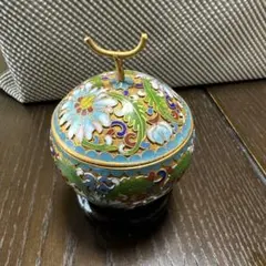 中国の花模様の金属製小物入れ