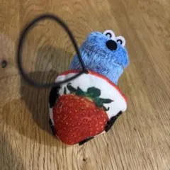 苺を持ったスンスンのストラップ