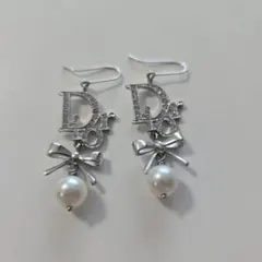 クリスチャン・ディオール　ピアス［ロゴ　ラインストーン　リボン］