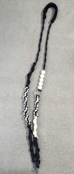 スマホショルダーストラップ 黒白編みひも