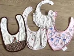 ミキハウス2枚クマ刺繍リバーシブル。ミキハウス花柄その他スタイ2枚全4枚セット