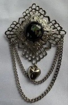 レース模様のブローチ ハートチャーム付き　アクセサリー　レトロ　ヴィンテージ