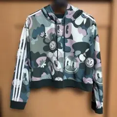 adidas カラフルグラフィック クロップドパーカー
