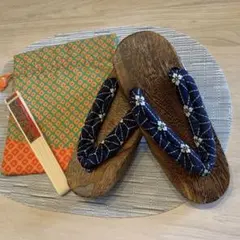 伝統的な和風下駄ネイビー花柄　セット
