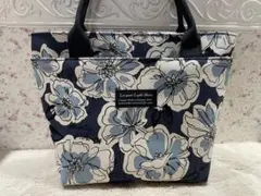 北欧風お花と英字のトートバッグ　A5の手帳がすっぽり入るあおりポケット2つ付き