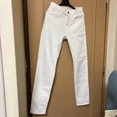 ユニクロ　白　スキニーパンツ 66〰️72