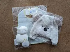 ベビースタイ　ラトル　帽子　3点セット