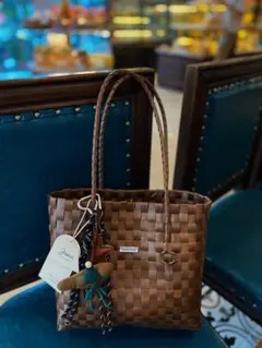 Item thumbnail for item 04b26a8a-2d16-41c6-b577-e463748b7632