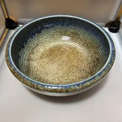 青と茶色の陶器ボウル