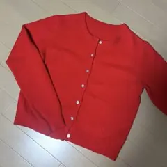 赤のニットボタンカーディガン