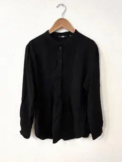 ユニクロ　黒い長袖シャツ プリーツデザイン