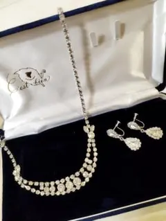 C'est bien クリスタルネックレスとイヤリングセット