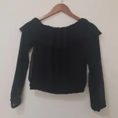 ブラックオフショルダーフリルブラウス