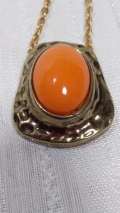 オレンジの石付き金属製ネックレス