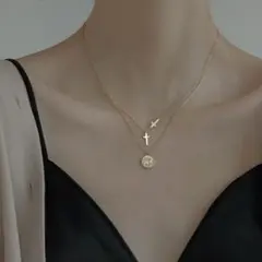 クロスとメダルの重ね付けネックレス