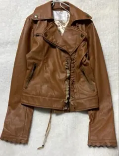 【最終価格】リズリサ　キャメルフリル付きフェイクライダースLIZ LISA