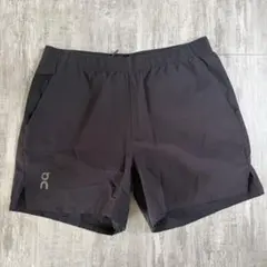 On オン Essential Shorts エッセンシャル ショーツ
