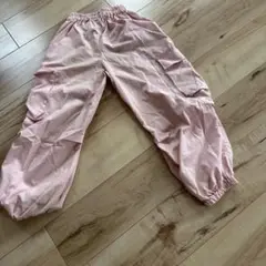 ピンク色のズボン