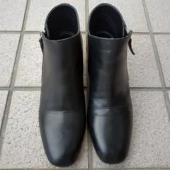 zara黒いレザーのジッパーブーツ
