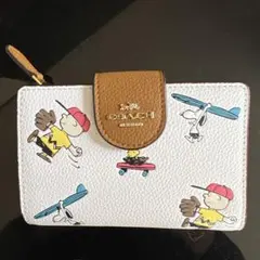 COACH スヌーピー柄 二つ折り財布のサムネイル